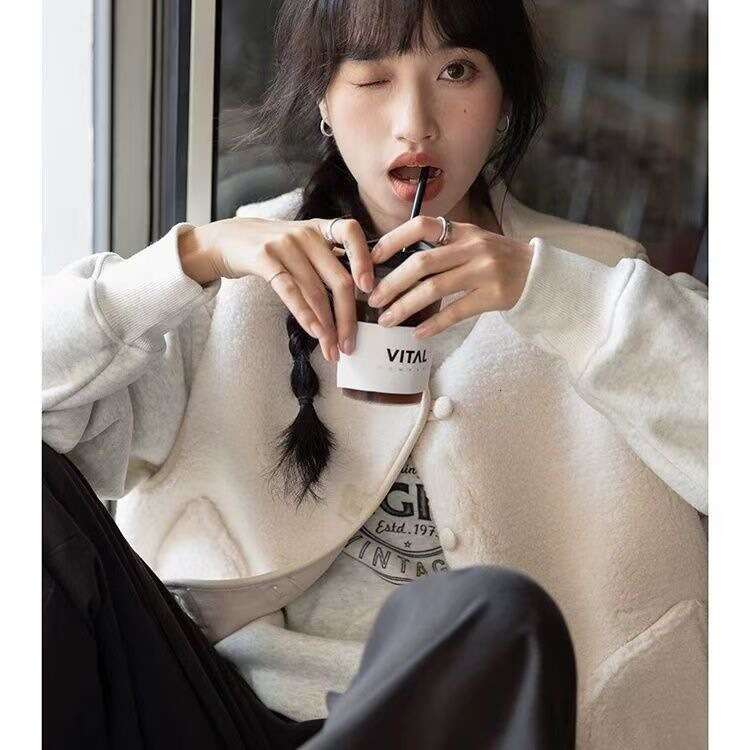 White Lamb Wool Vest For Women, Autumn And Winter Layering Coat, Petite Short Sleeveless Top B5