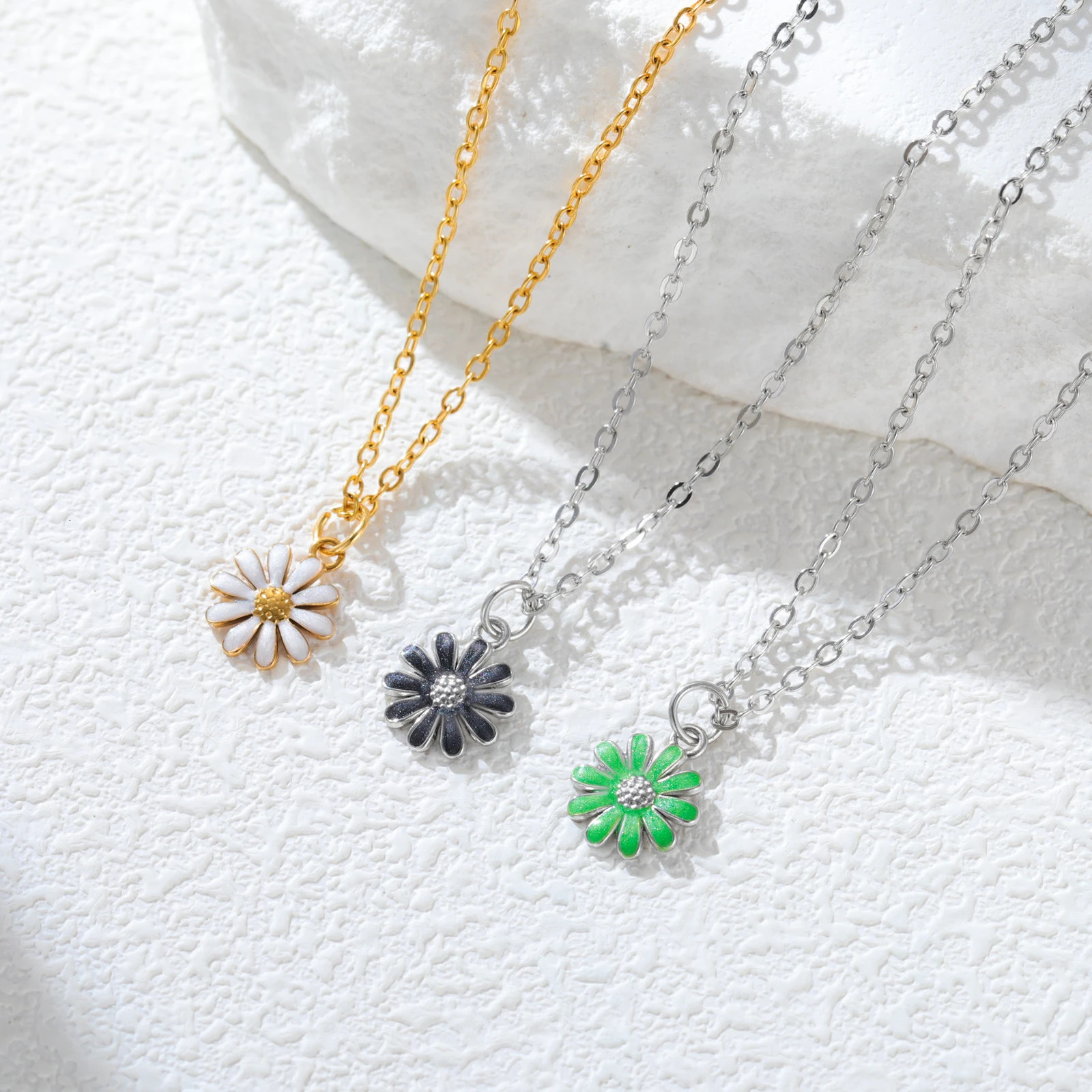 Unift Tiny Daisy Pendant Necklace Cute Clavicle Chain For Women Stainless Steel Little Flower Neck Jewelry Christmas Gift 251104
