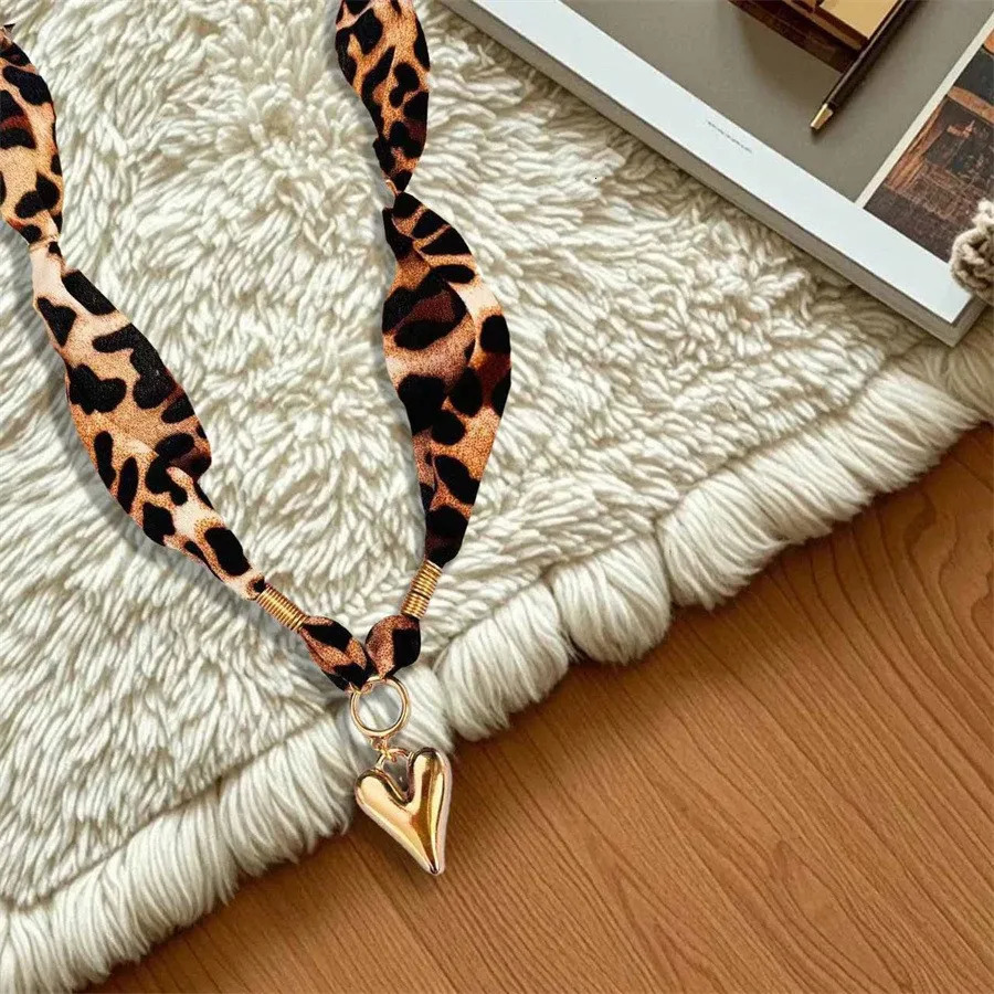 Vintage Leopard Print Peach Heart Necklace Pendant Chain Women Girls Gifts Fashion Jewelry Party Gift 2025 Style 251031