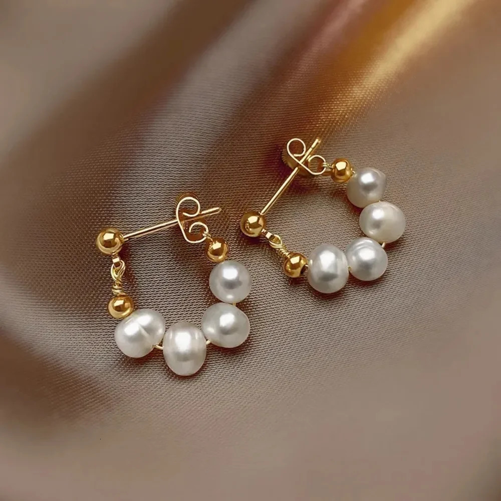 Charm Fashion Baroque Pearl Hoop Earrings for Women Temperament Small Versatile Piercing Stud Earrings Jewelry Accessories Gift 251131