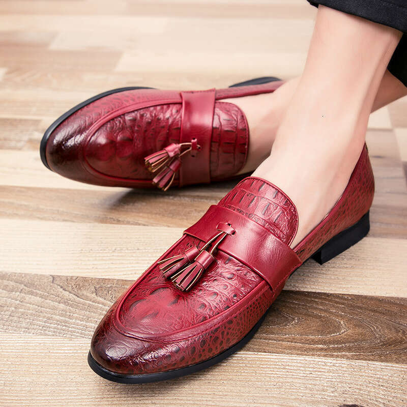 Oversized British pointed leather 2023 Spring and Autumn season crocodile patterned tassels business casual men's office shoes