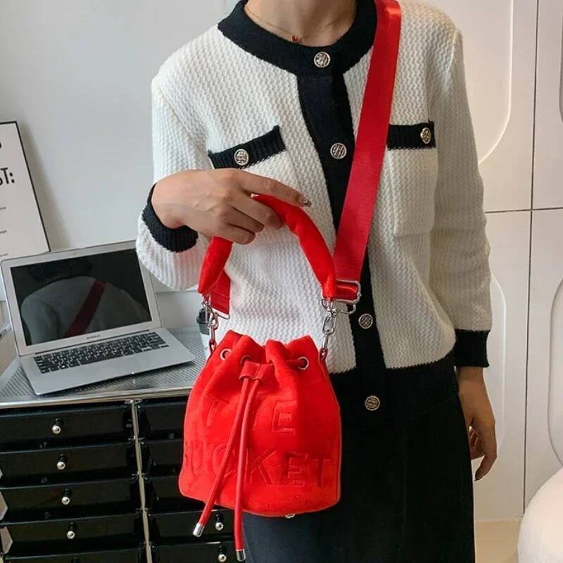 Plush Bucket Bags for Women 2022 New Luxury Designer Handbag Fashion Letter Print High Quality Cute Crossbody Shoulder Bag Woman