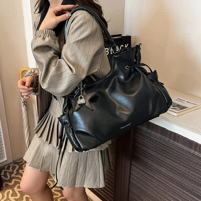 Casual Versatile Tote Bag Fashion Highend Largecapacity Handbag Highquality Pu Retro Commuter With Pendant Crossbody Bag 251031
