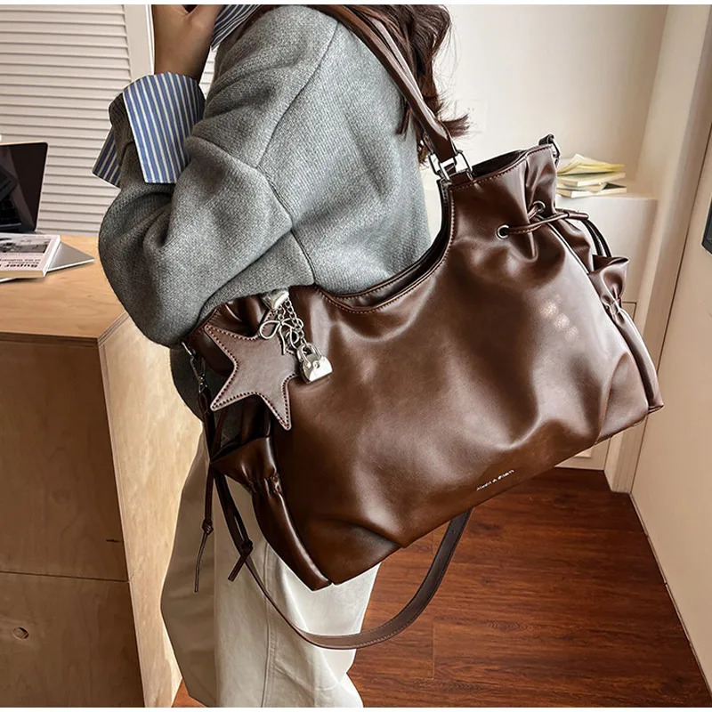 Casual Versatile Tote Bag Fashion Highend Largecapacity Handbag Highquality Pu Retro Commuter With Pendant Crossbody Bag 251031