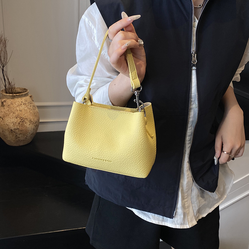 Yellow exquisite super hot water bucket bag for women's new model, light luxury, niche high-end, commuting and leisure crossbody bag