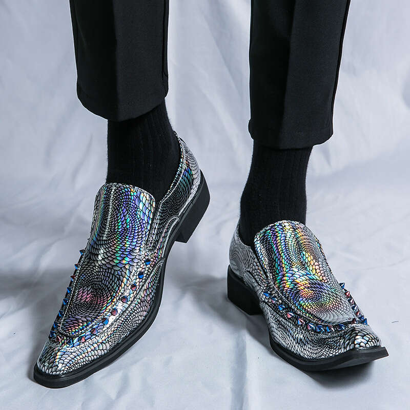 Large Chelsea color changing pointed leather shoes, sizes 33-45, generous and fashionable willow nail fish scale loafers