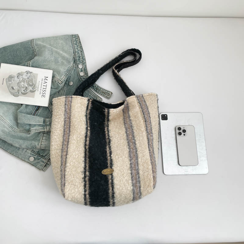 2025 New Summer Women's Simple Leisure Fashion Luxury Party Handbag Large Capacity Crossbody Bag Essential Shoulder Bag for College Students Shop