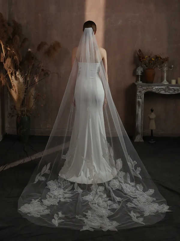 Charming Appliques Wedding Veil Lace One Layer Chapel Length Bride Veils With Comb High Quality Customized velo de novia