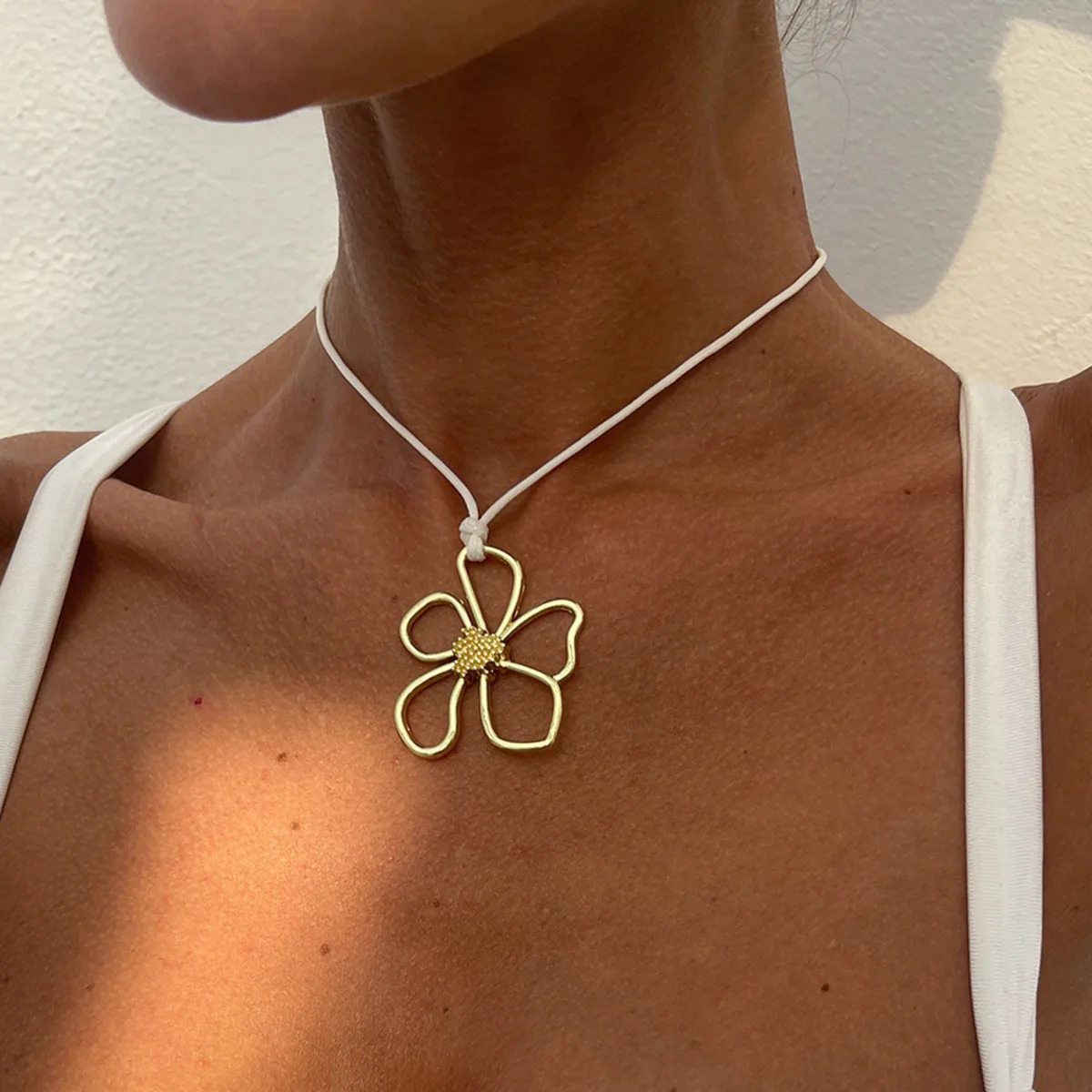 SHIXIN Trendy Gold Color Flower Pendant Necklace for Women Hip Hop stamen Floral Choker Clavicle Chain Jewelry on the Neck Y2K 251031