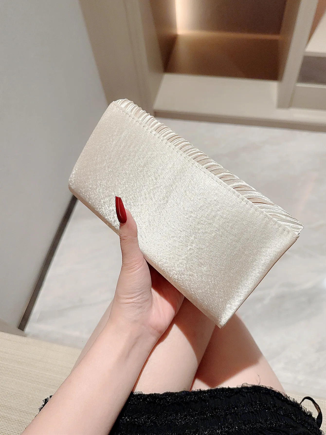 Womens fashion pleated clutch evening bag metal strip decoration party dance ball bag wedding bag wedding gift bag 250402