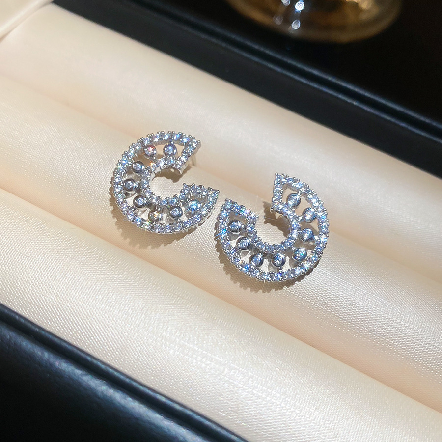 Silver Needle Inlaid Zircon C-shaped Korean Style Ins Minimalist Niche Earrings Light Luxury High-end Elegant Versatile Ear Jewelry - view 4