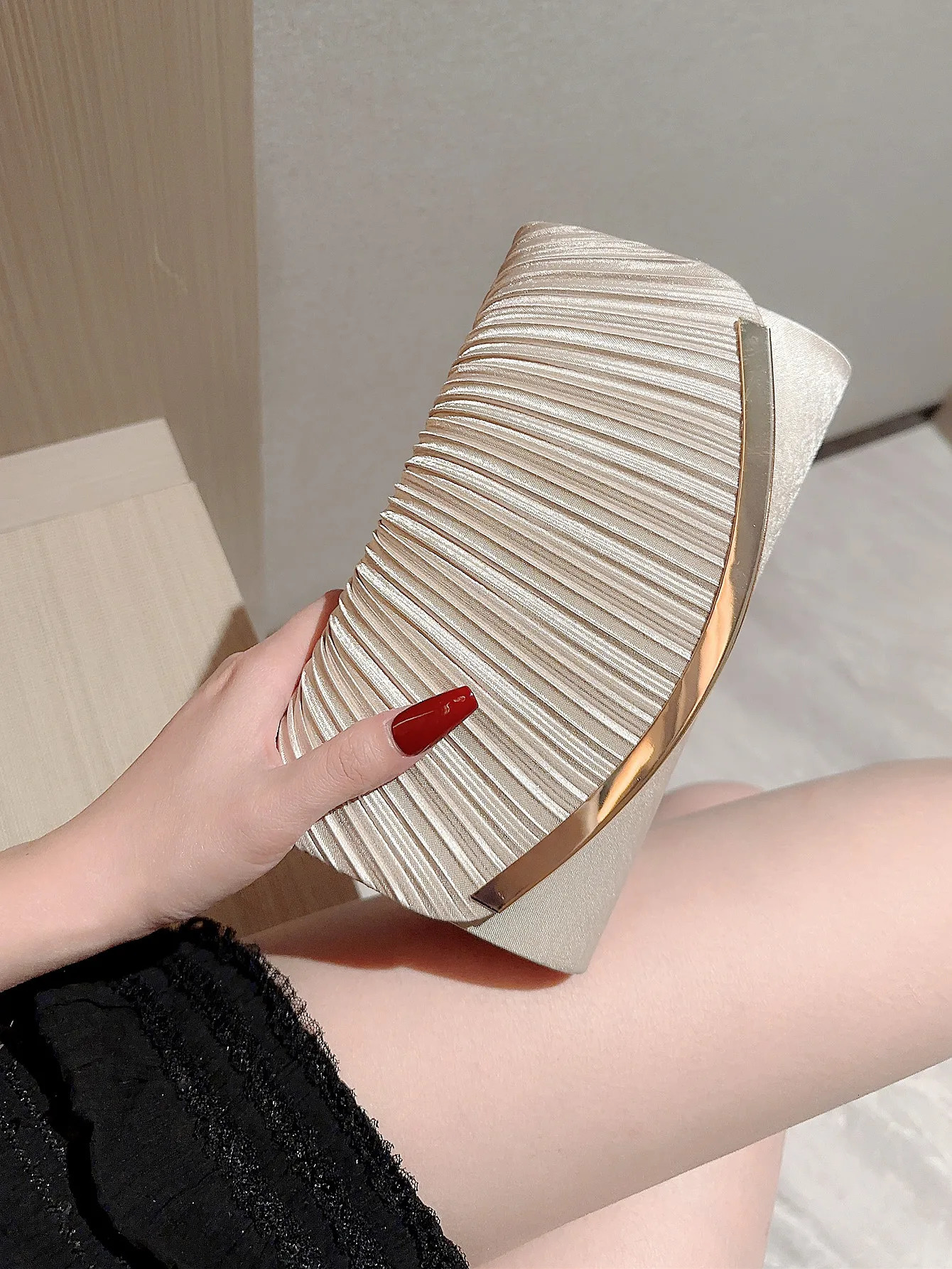 Womens fashion pleated clutch evening bag metal strip decoration party dance ball bag wedding bag wedding gift bag 250402