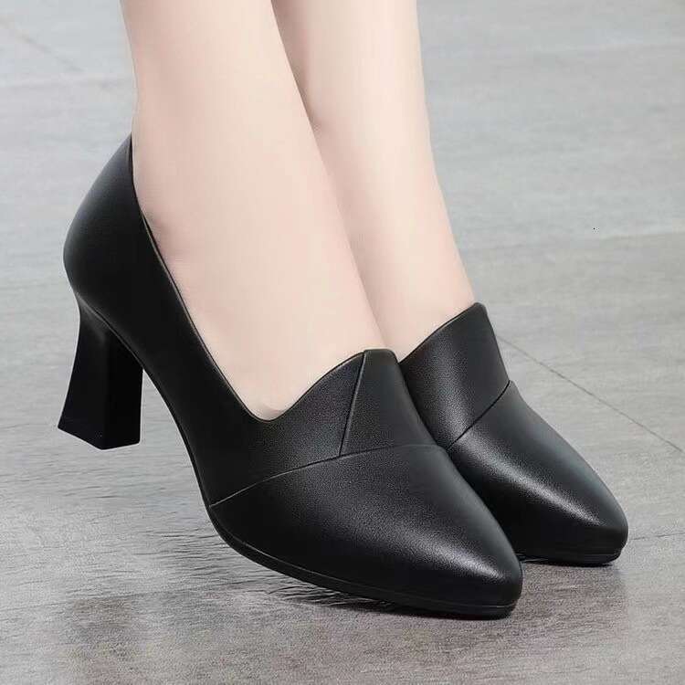 Leather shoes girls commuting in 2024, popular models, soft leather mothers, new styles for spring autumn, medium coarse, custom-made shoes, versatile