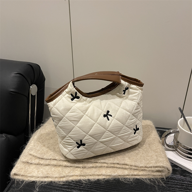 New winter women's simple casual fashionable luxury party handbag with large capacity crossbody bag, a must-have shoulder bag for college student