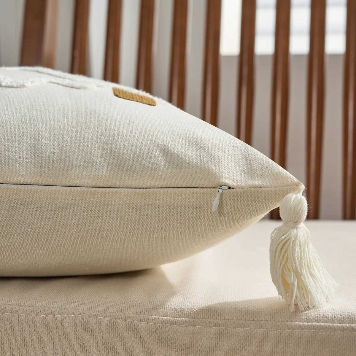 Battilo Christmas Throw Pillow Cover with Tassels Decorative Green Tufted Pillowcase for Sofa Bed Cushion Case for Home Decor Y251105