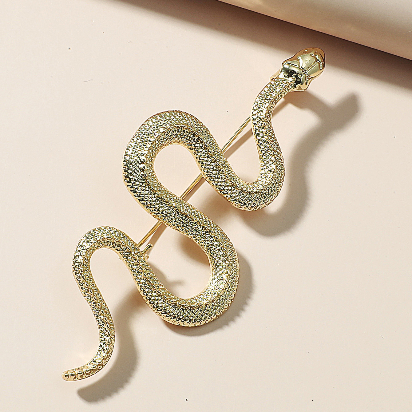 Exaggerated Snake-shaped Brooch Men's Personality Fashion Geometric Python Badge Coat Pin Decoration Women