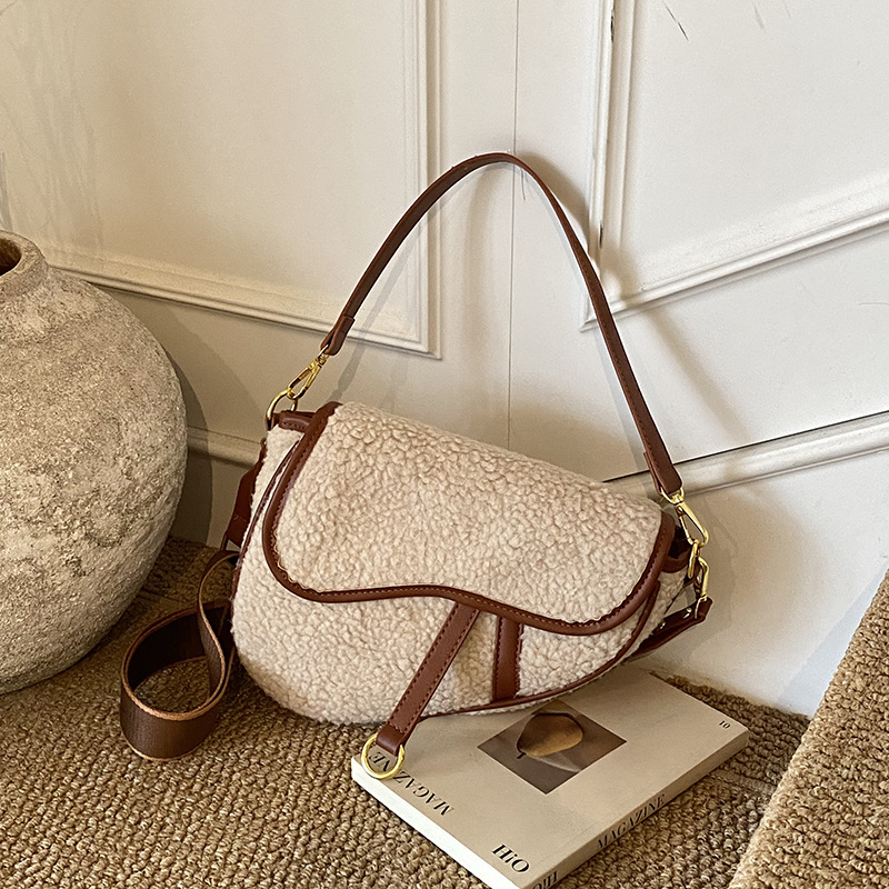 Free delivery designer bag tote bag Unique texture single shoulder crossbody bag underarm bag A small bread roll