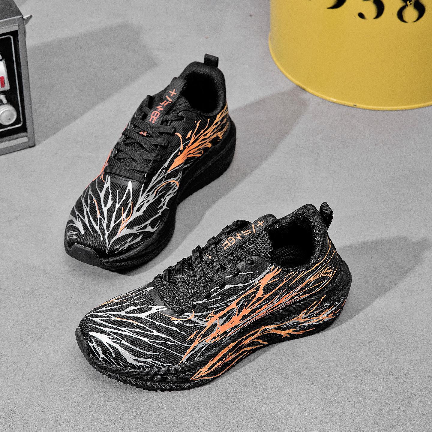 2025 New Fashion Lightweight Breathable Running Shoes for Men & Women Thick Sole Mesh Sneakers