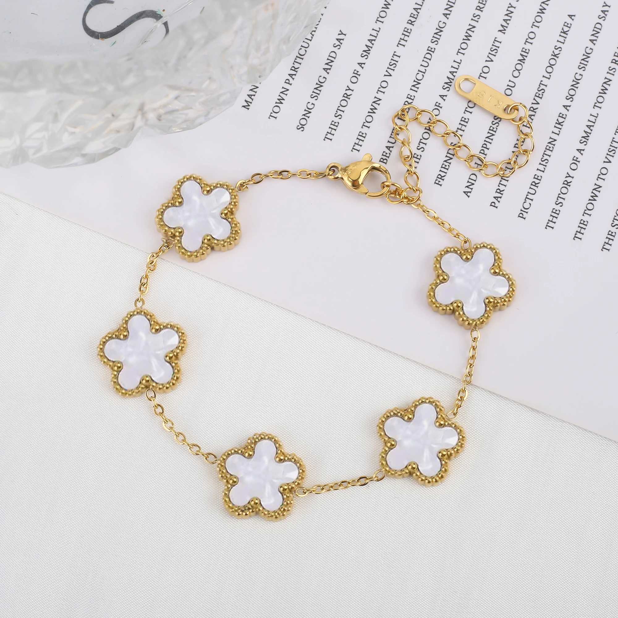 Light Luxury Stainless Steel Hot Sale Black and White Shell Five Leaf Flower Simple Woman Fashion Daily Party Jewelry C C251105