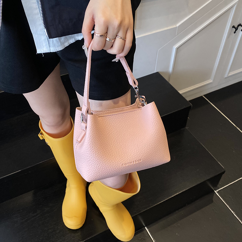 Yellow exquisite super hot water bucket bag for women's new model, light luxury, niche high-end, commuting and leisure crossbody bag