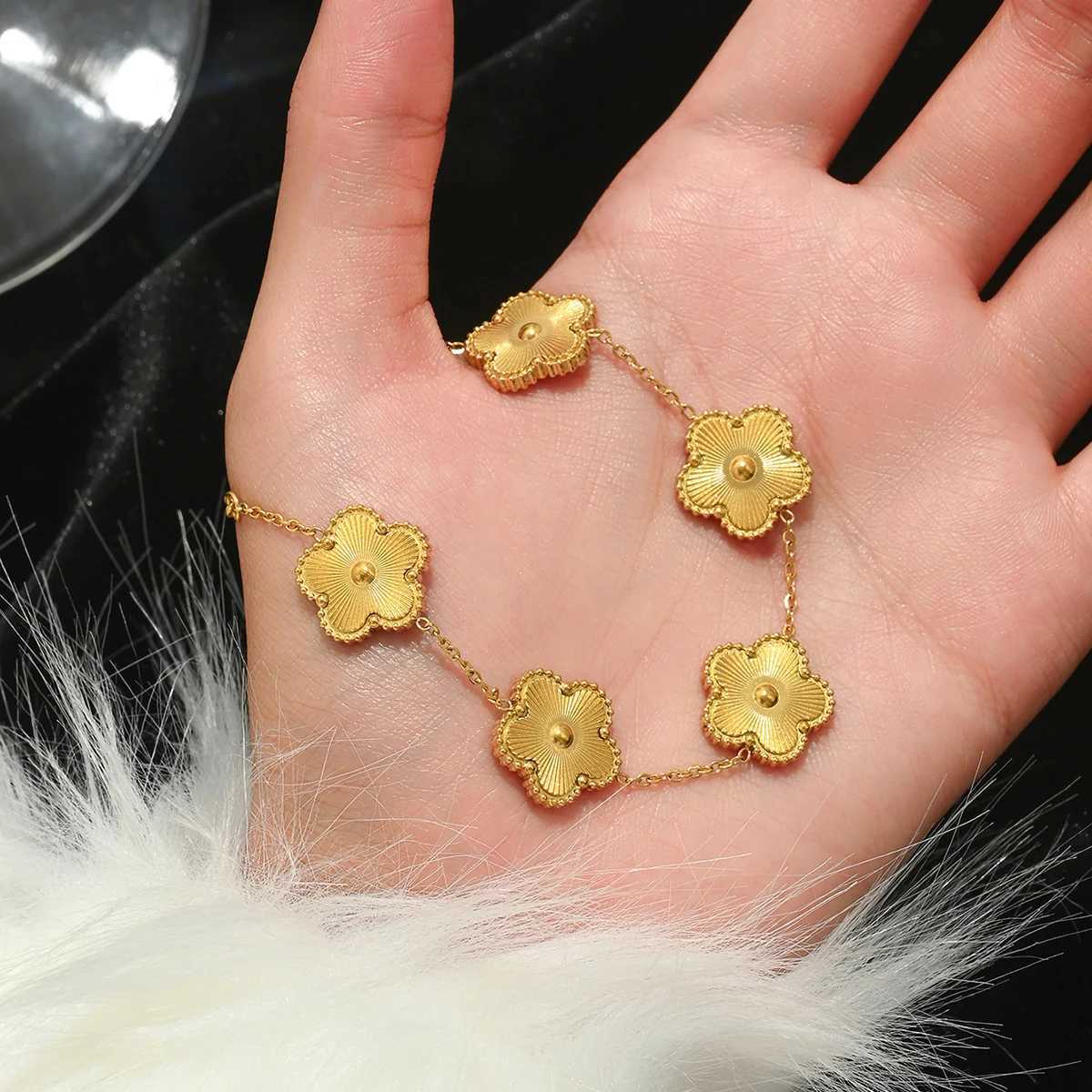 UILZ Europe And Hot Stainl Steel Lucky Fashion Wens Bracelet Gold Bangles W251120