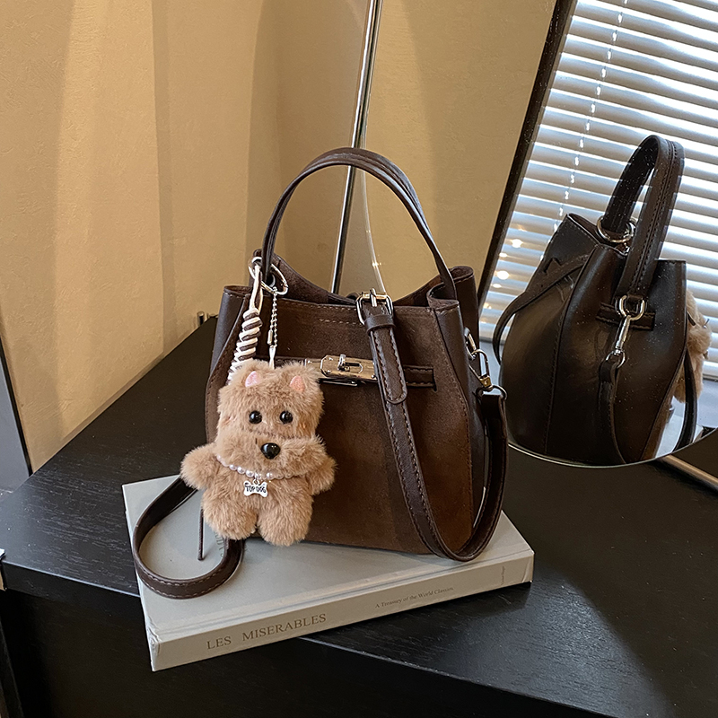 2025 Spring Women's Simple Leisure Fashion Luxury Party Handbag Large Capacity Crossbody Bag Essential Shoulder Bag for College Students Shopping