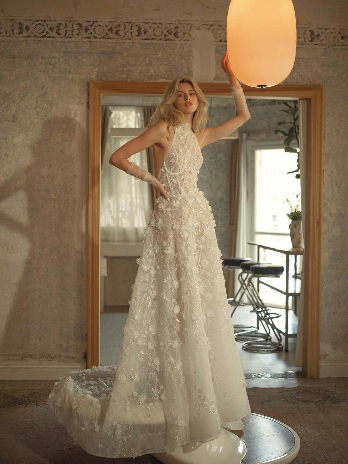 Gorgeous Halter Sequined Wedding Dress Lace Appliques Open Back Sweep Train Lace Brides Gown Vestido De Noiva Customized