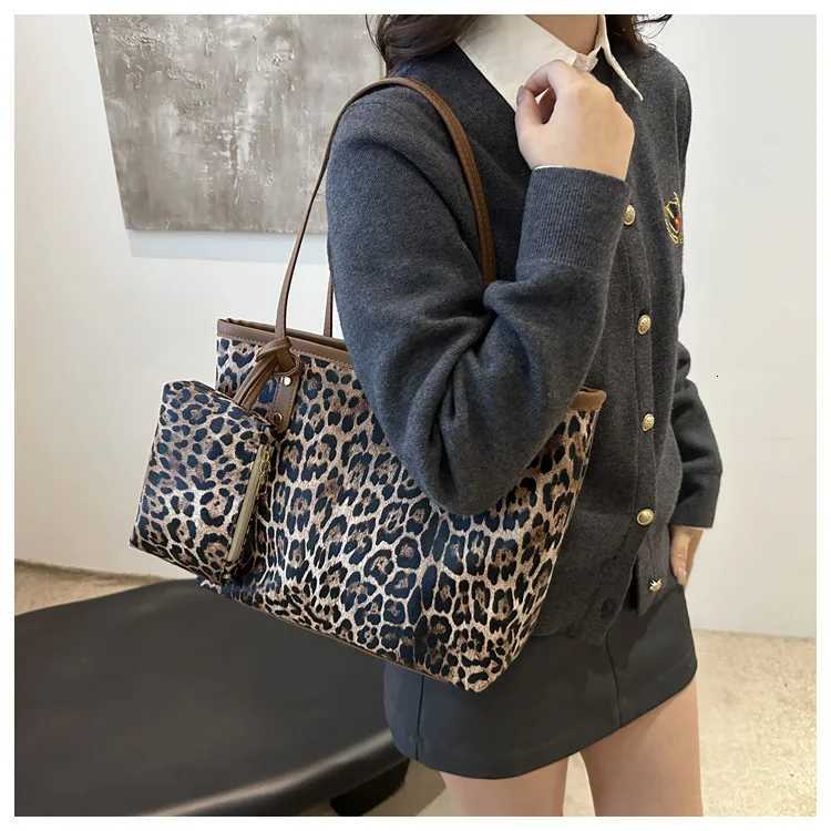 Vintage Leopard Shoulder Bag Female Large Capaci Totes Autumn and Winter New Leisure Shopping Bag Fashionable Commuting Tote Bag Z251104
