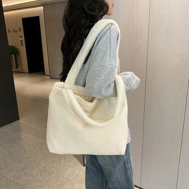 Womens wool handbag large capacity solid color shoulder bag zipper opening suitable for autumn and winter plush 250401