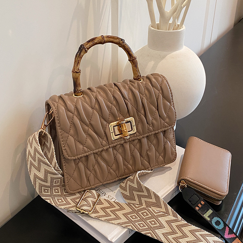 Free delivery new designer bag Simple and casual fashionable handbag simple and comfortable