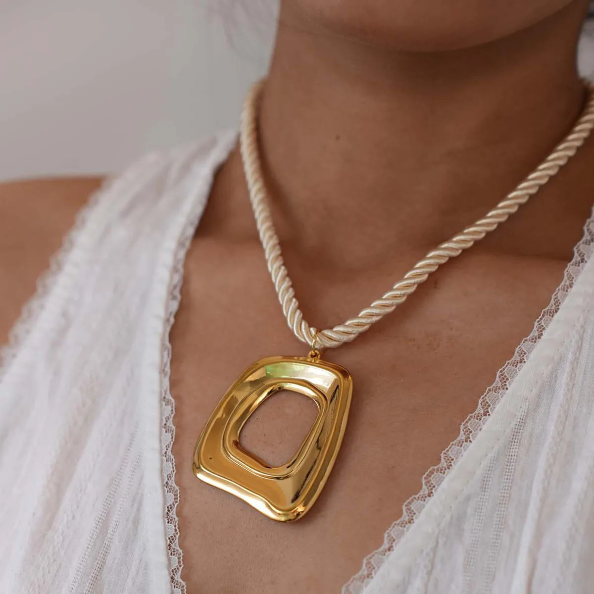 316l Stainless Steel Geometry Hollow Pendant Necklace Fashion Metal Charm Waterproof Cast Pvd Plated Jewelry Gift 251031