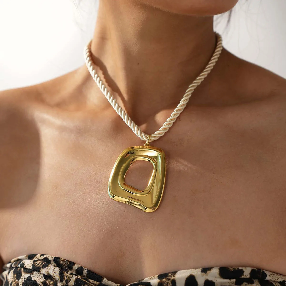 316l Stainless Steel Geometry Hollow Pendant Necklace Fashion Metal Charm Waterproof Cast Pvd Plated Jewelry Gift 251031