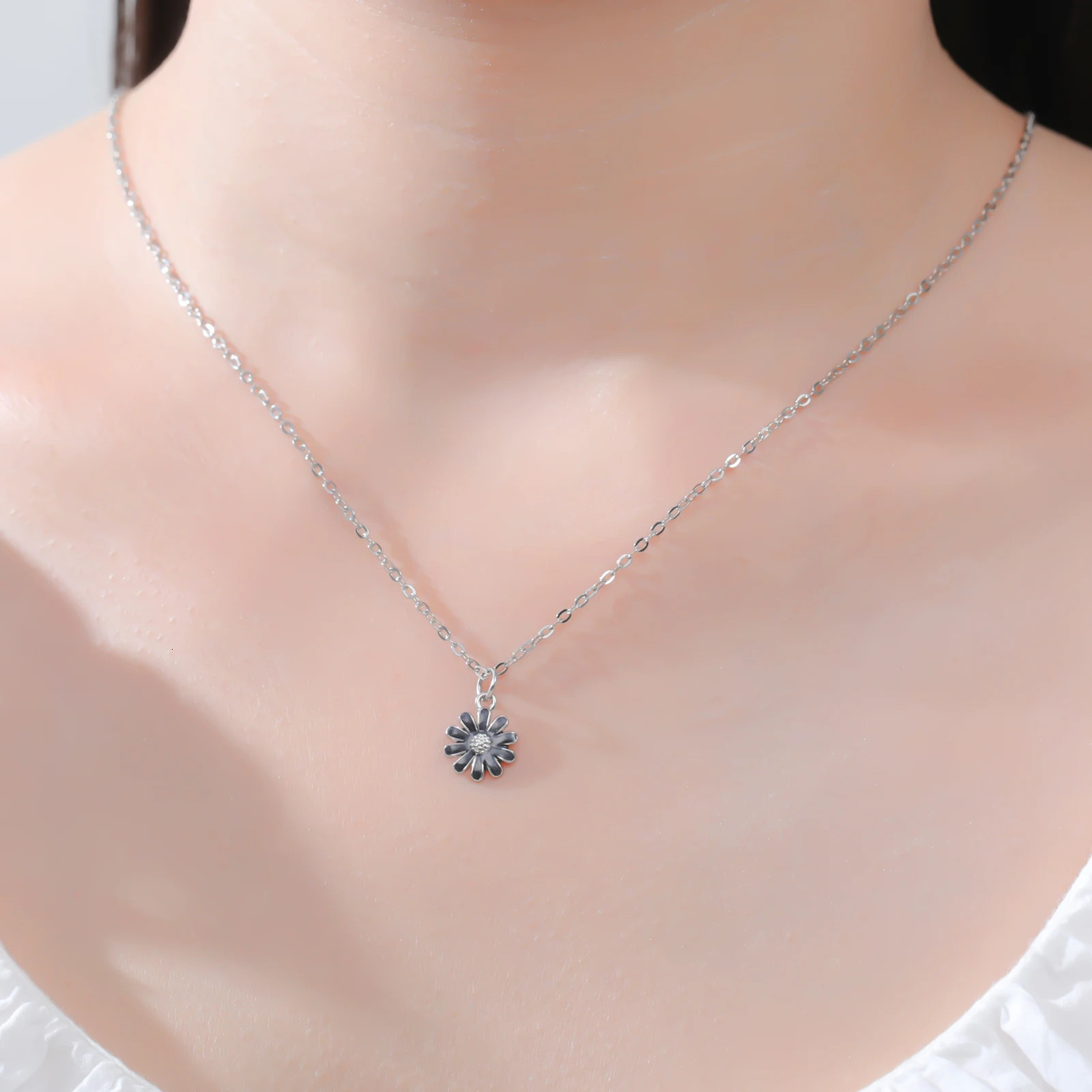 Unift Tiny Daisy Pendant Necklace Cute Clavicle Chain For Women Stainless Steel Little Flower Neck Jewelry Christmas Gift 251104