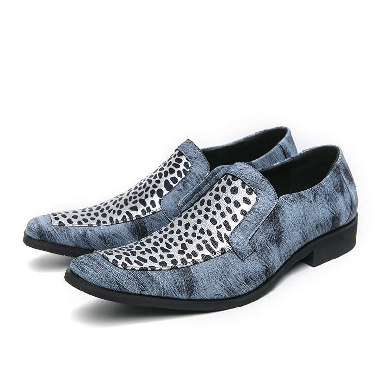 Large men's shoes, fashionable pointed loafers, trendy leopard print, one foot hairstylist's small leather shoes