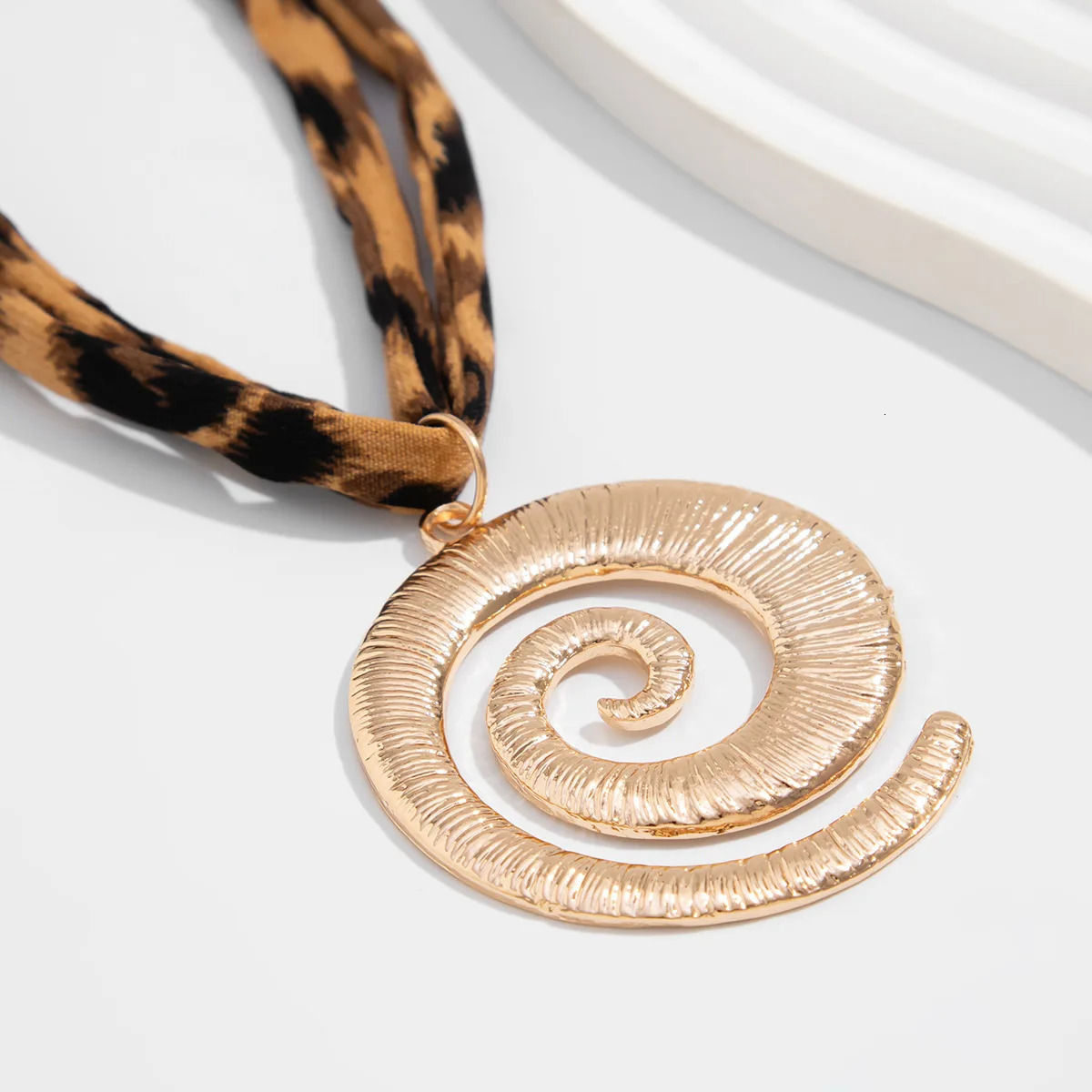 Retro Gold Color Conch Pendant Necklace Ocean Style Ribbon Choker Necklace For Women Beach Trendy Jewelry Accessories 251031