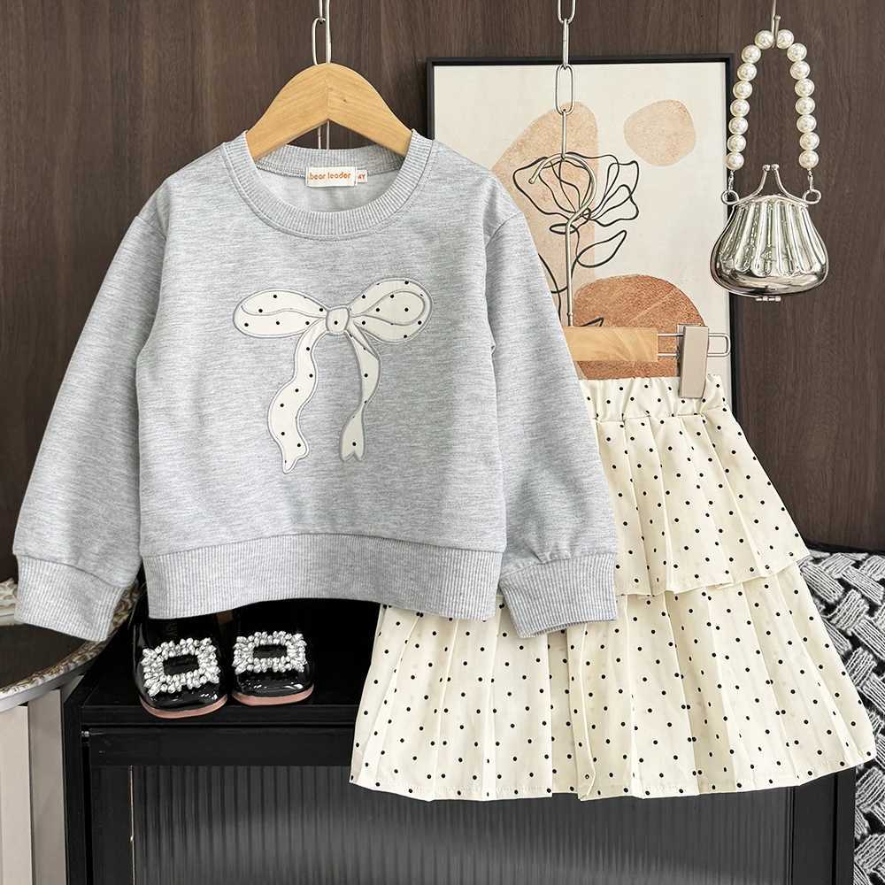 Bear Leader Fashion Childrens Set Korean Version Polka Dot Printed Girls Clothes Autumn Gray Long Sleeved Bow TopPleated Skirt Y251105