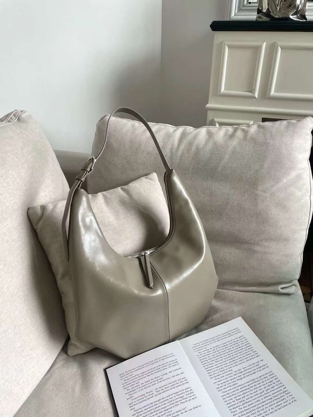 New Grey Stylish, Niche, High-End, Lazy Armpit Shoulder Bag Large Capacity Glossy Cowhide Leather Women Handbag Travel