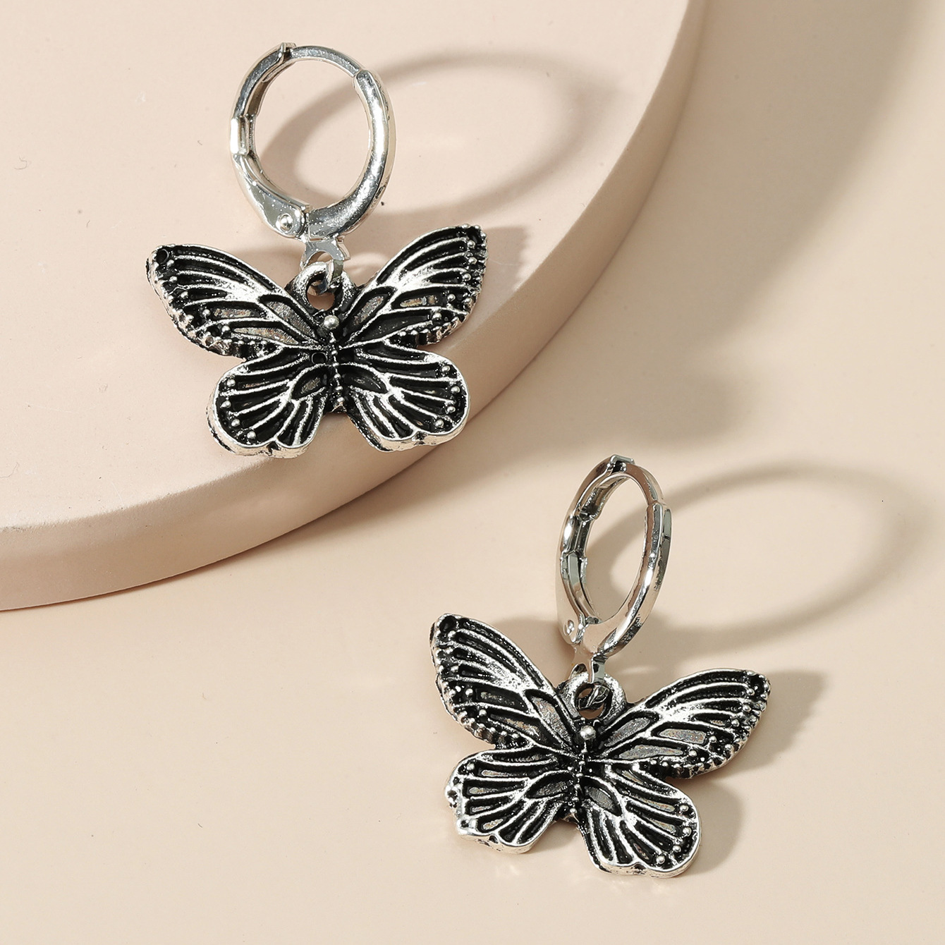 INS Metal Butterfly Personality Temperament Vintage Hoop Earrings Hip-Hop Design Sense Accessories for Women