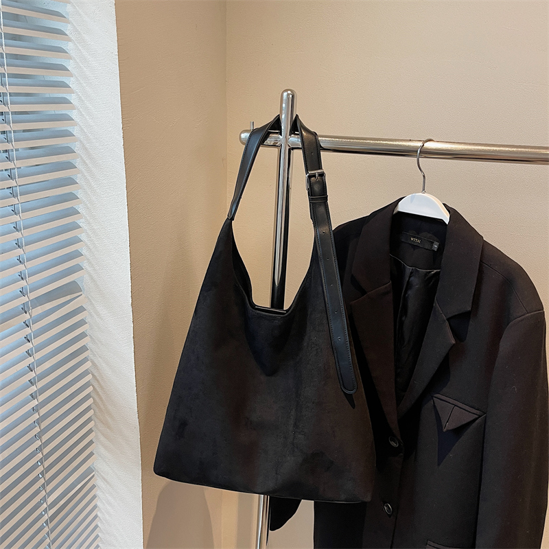 New Spring Women's Simple Leisure Fashion Luxury Party Handbag Large Capacity Crossbody Bag Essential Shoulder Bag for College Students Shopping