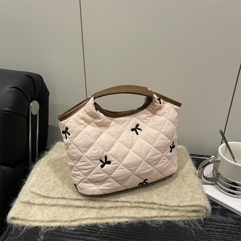 New winter women's simple casual fashionable luxury party handbag with large capacity crossbody bag, a must-have shoulder bag for college student