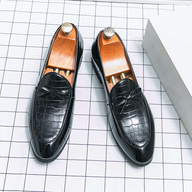 Men's shoes in plus size, new casual leather fashionable men's foot covers, business dress shoes, trendy British style, loafers