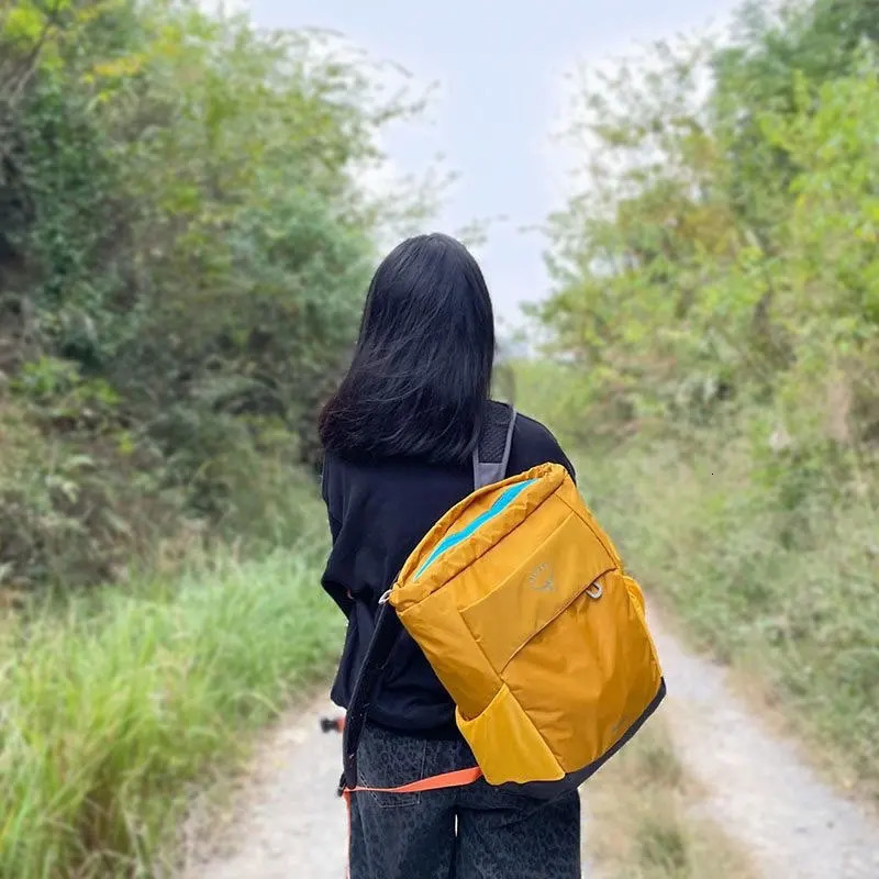 Backpack Schoolbag for Men and Women Largecapacity Waterproof Computer Light Outdoor Bag 20L 251104