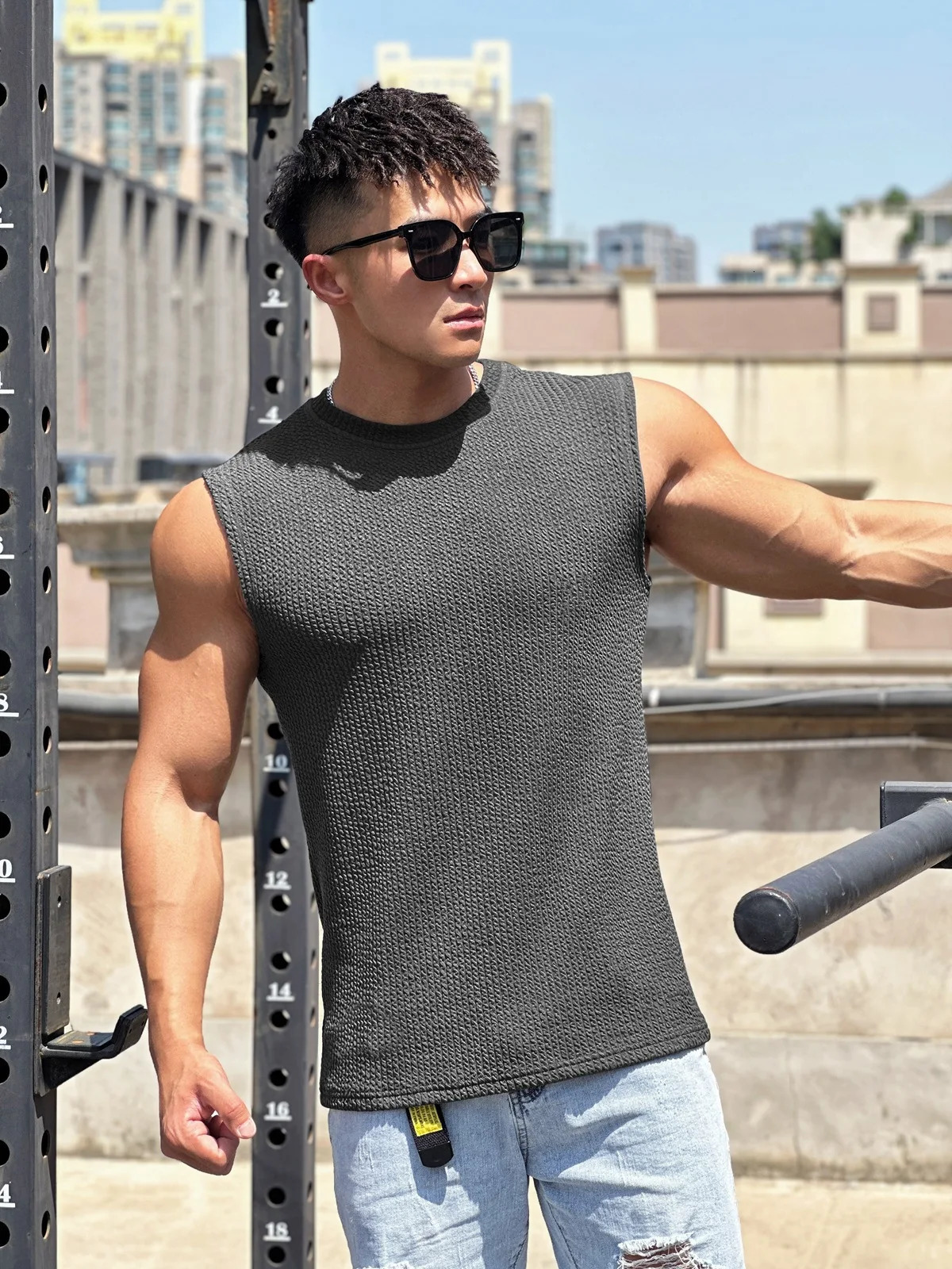 Summer Trend Mens Pullover Round Neck Serpentine Base Shirt Sports Fitness Top Sleeveless Vest Wide Shoulders 250402