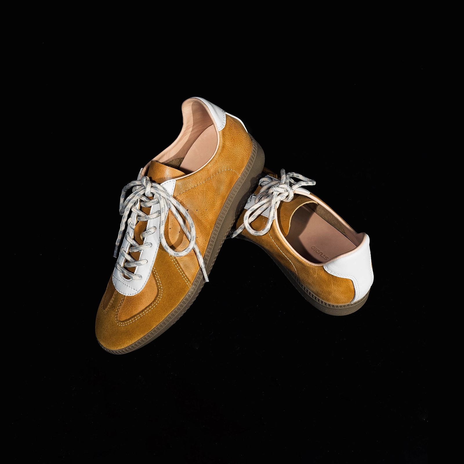 Retro contrast splicing platform training shoes women's 2025 new comfortable and lightweight round toe lace-up casual Forrest Gump shoes