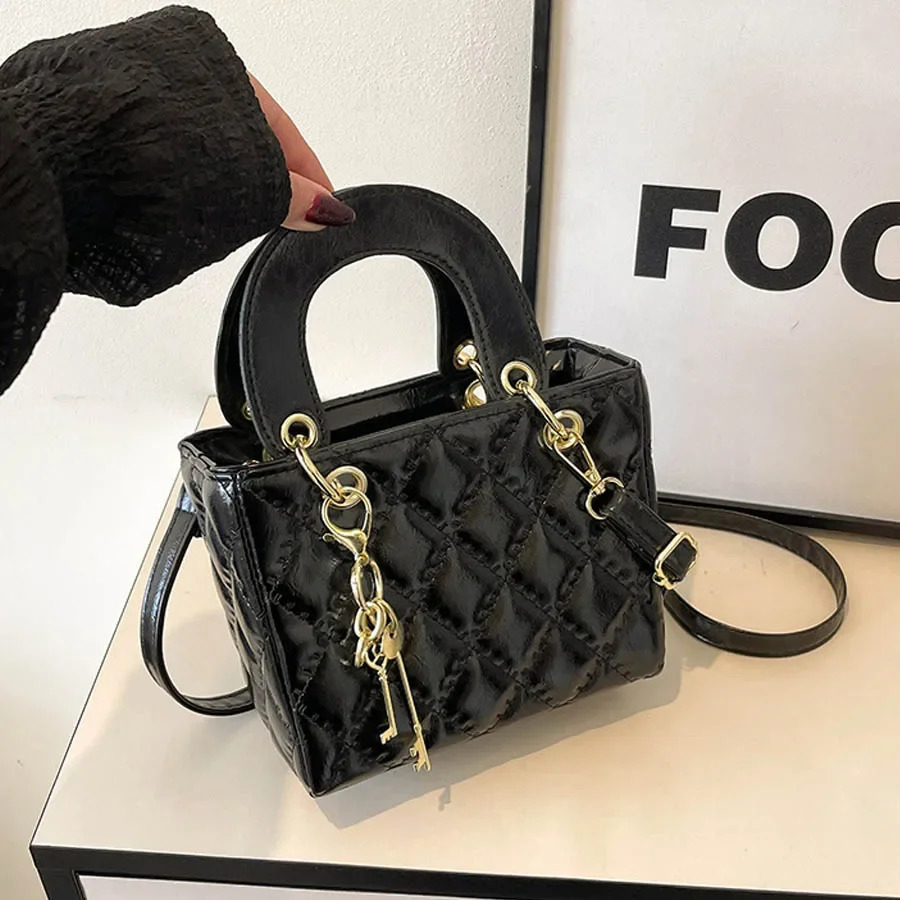 Fashionable and versatile womens hand-held crossbody bag with simple diamond grid and high-quality PU leather square bag 251104