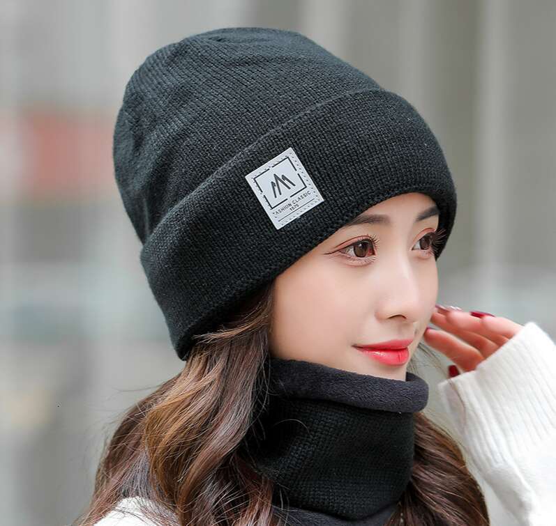 Warm winter knitted hat and scarf set, ideal for keeping warm and cold, cold weather and outdoor activities