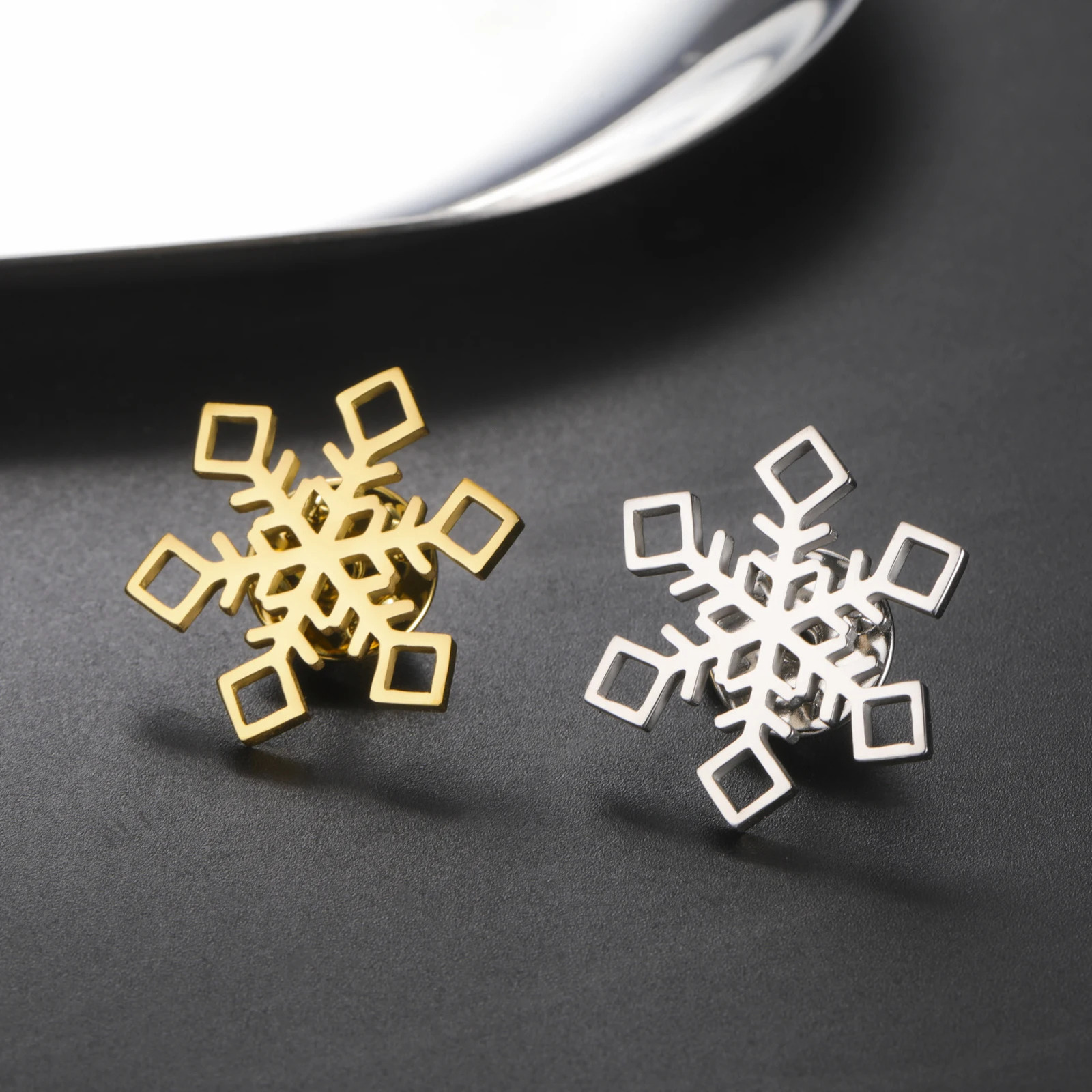 Lucktune Snowflake Metal Pins Brooch Christmas Pin Year Badges for Men Stainless Steel Jewelry 2025 Bag Accessories 251104