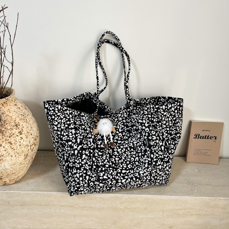 New autumn women's simple, casual, fashionable, luxurious party handbag, large capacity crossbody bag, essential shoulder bag for college student