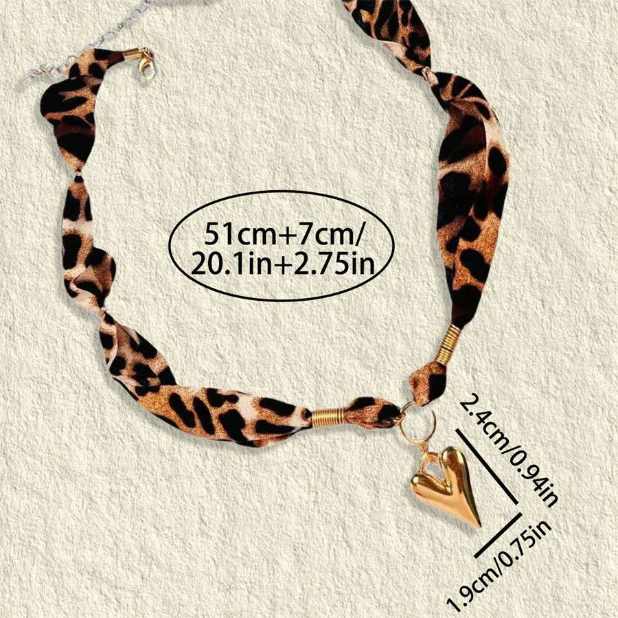 Vintage Leopard Print Peach Heart Necklace Pendant Chain Women Girls Gifts Fashion Jewelry Party Gift 2025 Style 251031