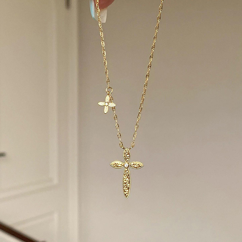 Leaf Crushed Ice for Women, Light Luxury Style, Versatile, 24K Plated Craft, Minimalist Cross Flower Necklace